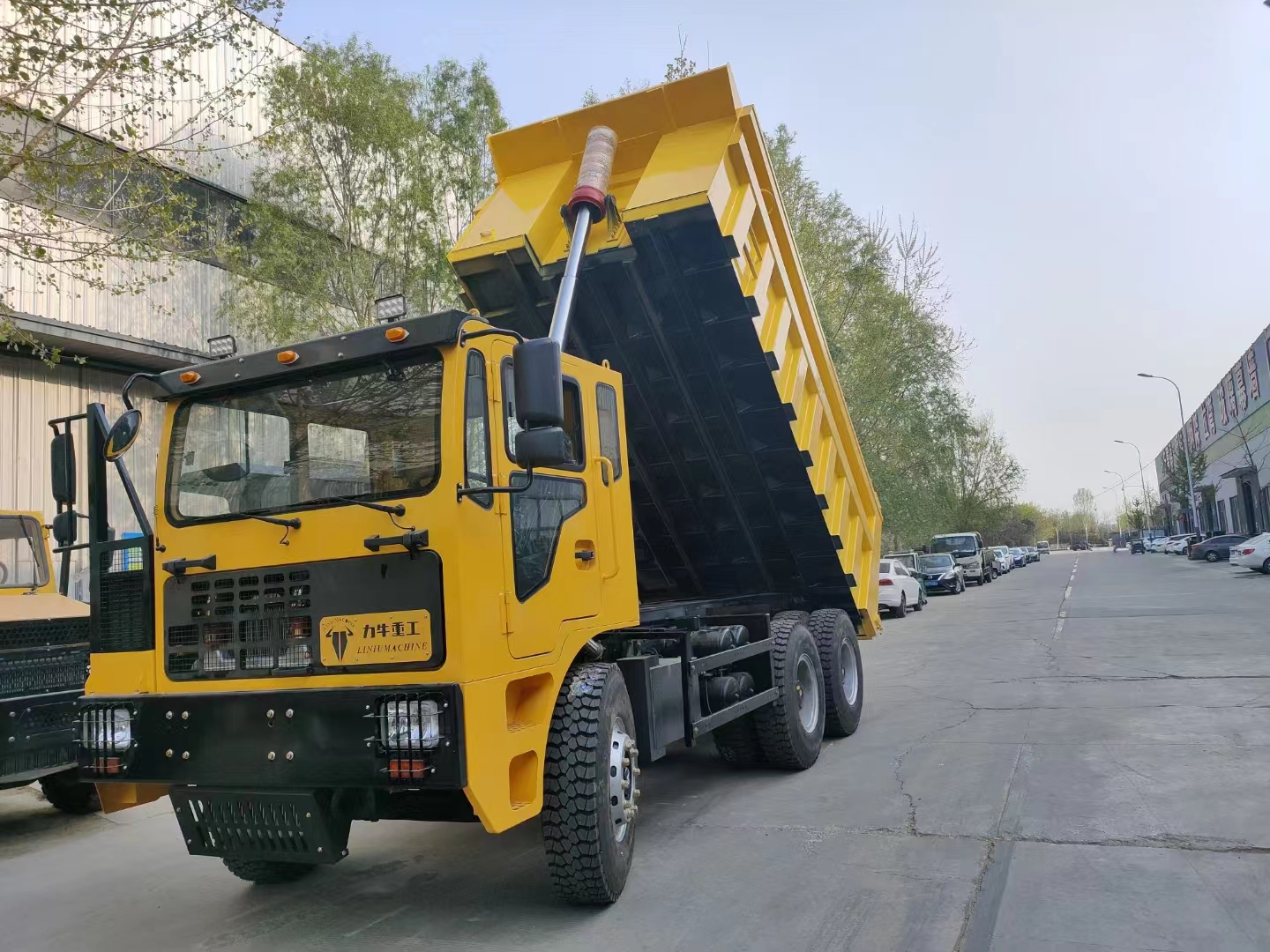 山東力牛重工帶礦安證礦車3-35噸礦山車后驅四驅